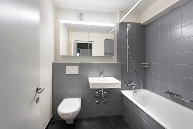 Bad/WC mit Badwanne