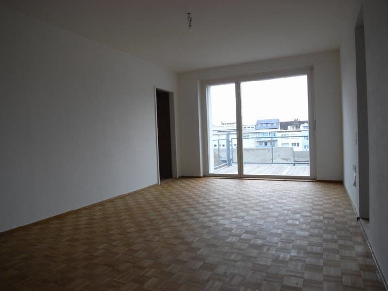 Wohnzimmer mit Sicht zum Balkon (Beispielfoto)