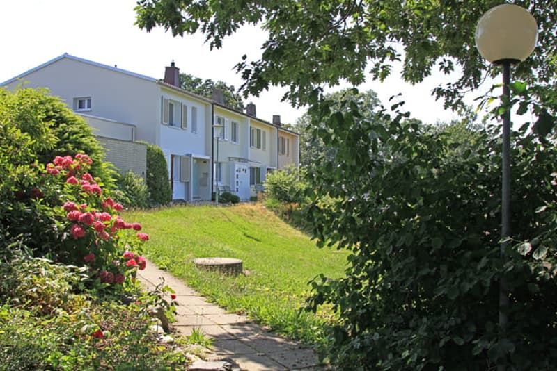 Herziges 4-Zimmer-Reihenhaus mit intimem Garten und Jurasicht (1)