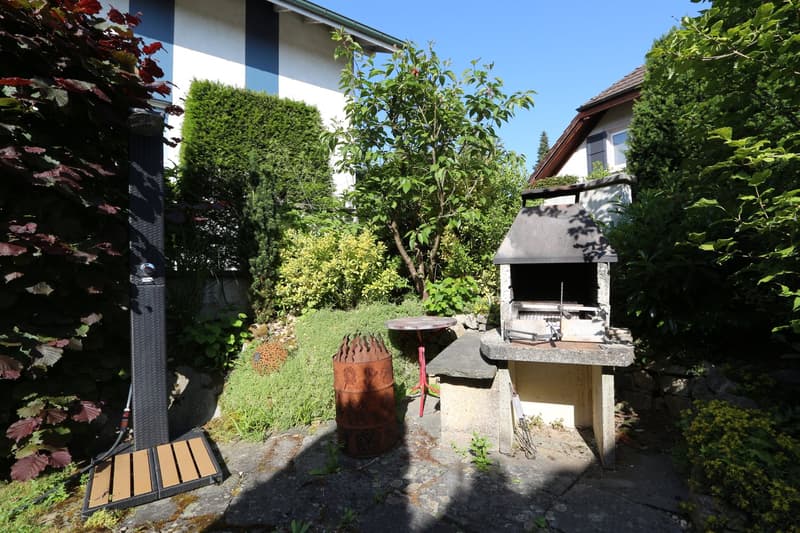Une maison de 5,5 pièces accueillante avec salle de loisirs, garage et environnement idyllique (5)