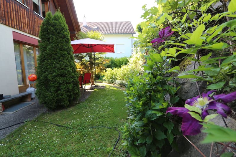Une maison de 5,5 pièces accueillante avec salle de loisirs, garage et environnement idyllique (9)