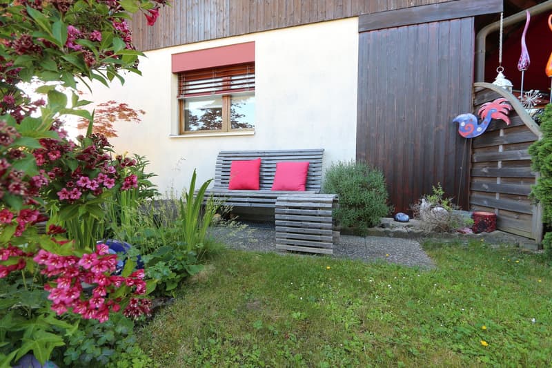 Une maison de 5,5 pièces accueillante avec salle de loisirs, garage et environnement idyllique (8)