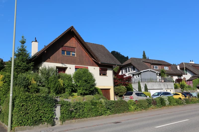 Une maison de 5,5 pièces accueillante avec salle de loisirs, garage et environnement idyllique (1)
