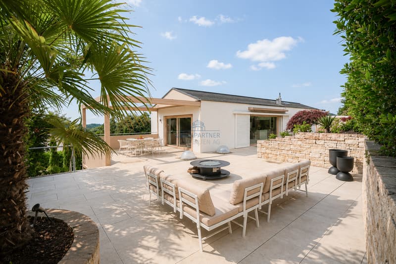 Hausansicht mit Terrasse / House view with terrace