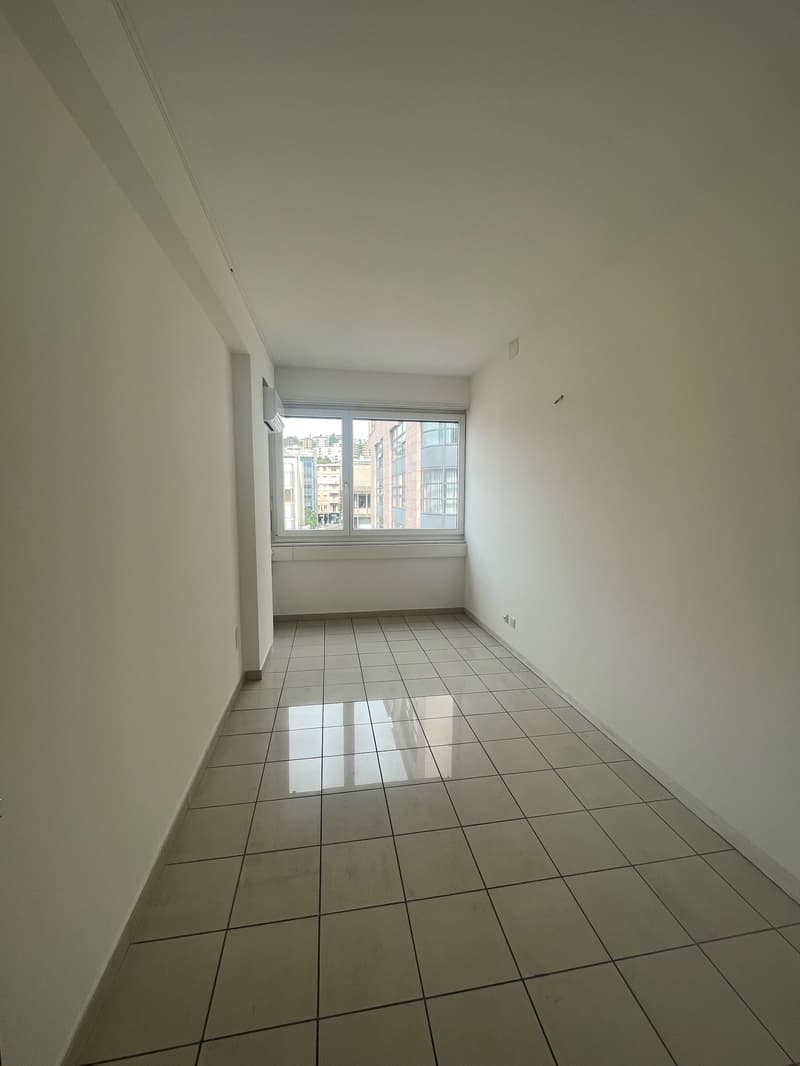 Office with 3.5 rooms in central and high-traffic area (3)
