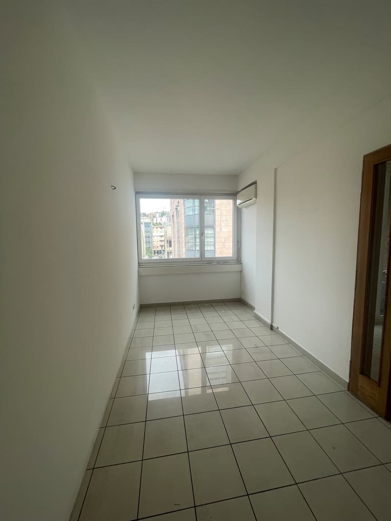 Office with 3.5 rooms in central and high-traffic area (2)