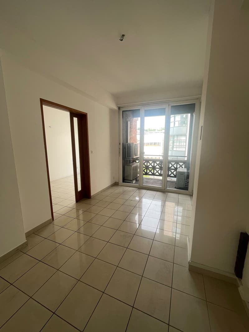 Office with 3.5 rooms in central and high-traffic area (5)
