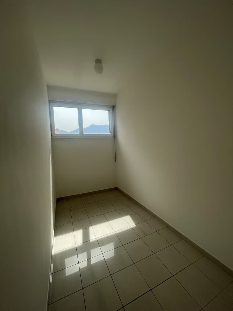 Office with 3.5 rooms in central and high-traffic area (6)