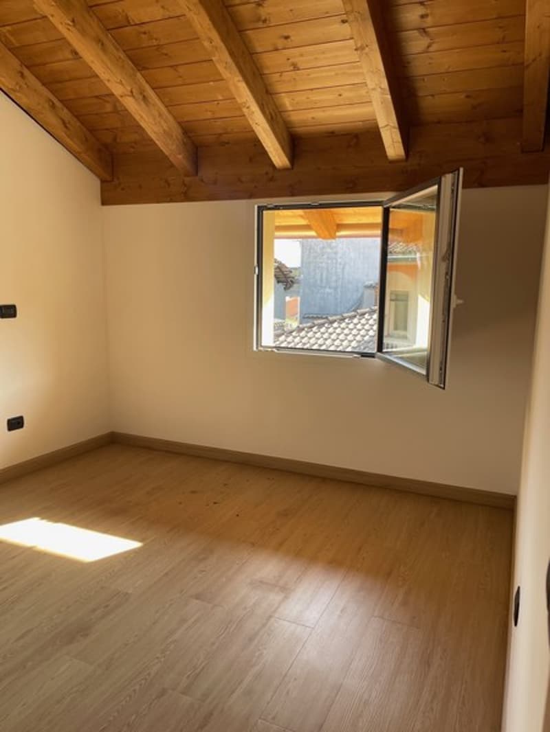 empty room, wooden floor, wooden beam ceiling, open window