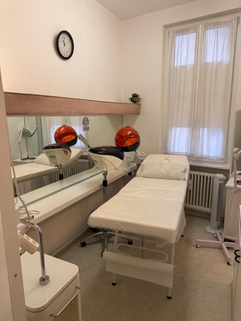 Kommerzieller Raum (ideal als Friseursalon/Schönheitsstudio/Büro) (5)
