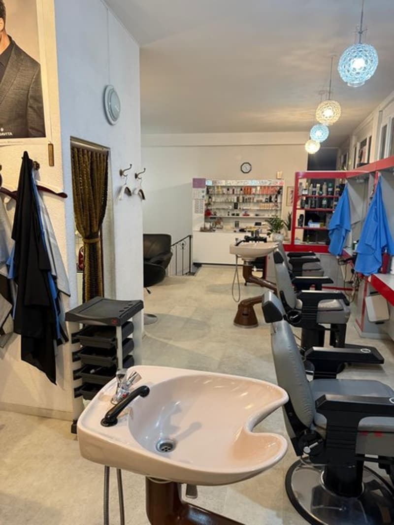 Kommerzieller Raum (ideal als Friseursalon/Schönheitsstudio/Büro) (3)