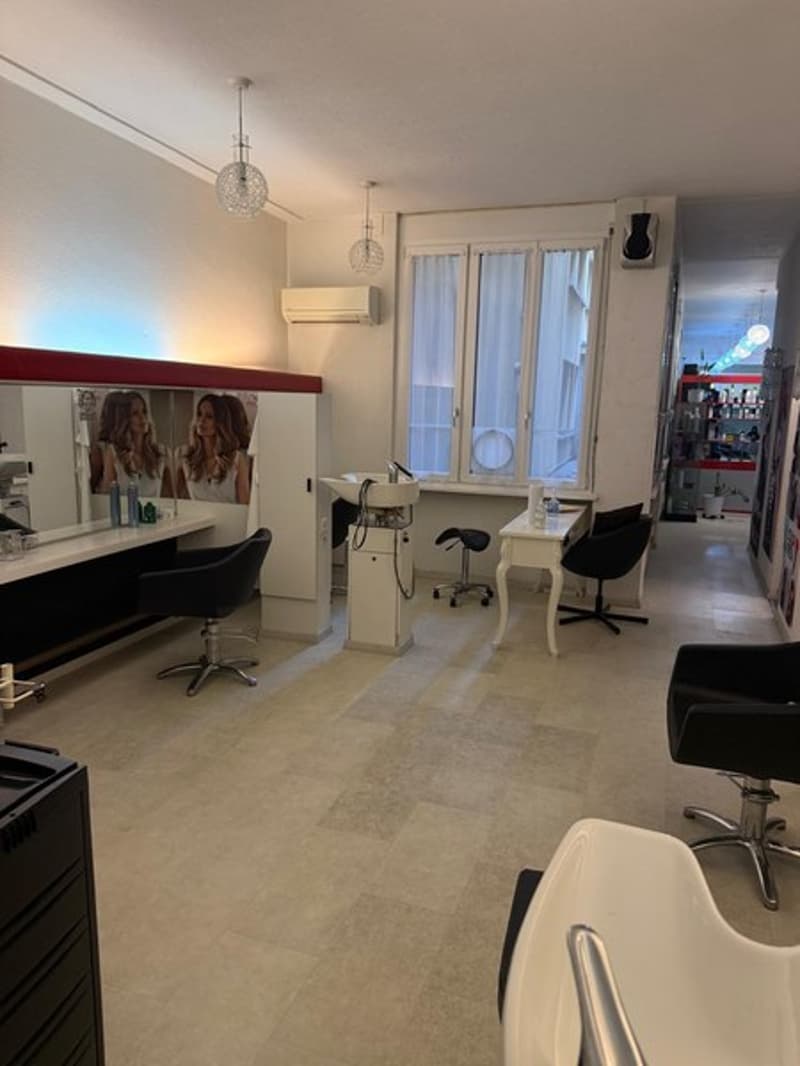 Kommerzieller Raum (ideal als Friseursalon/Schönheitsstudio/Büro) (4)