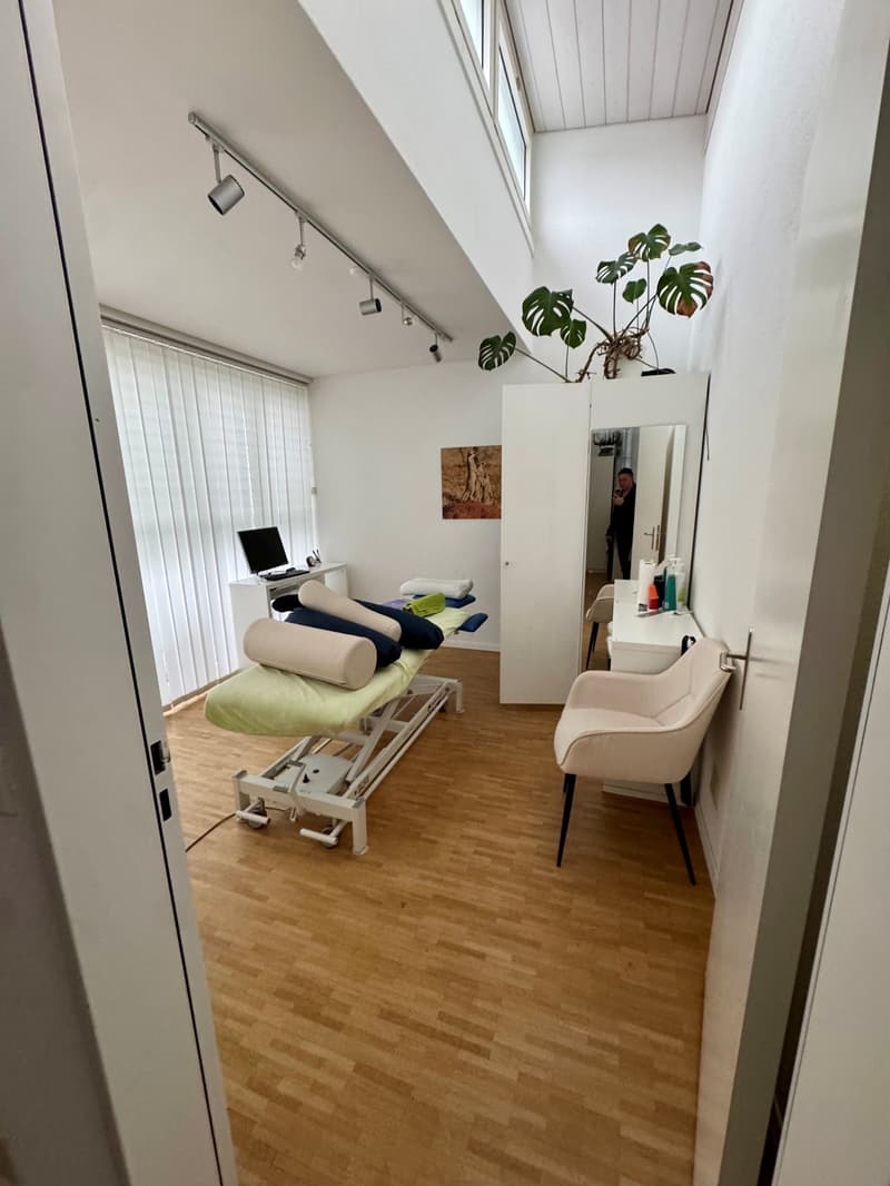 Living on 2 floors with that certain SOMETHING! (16)