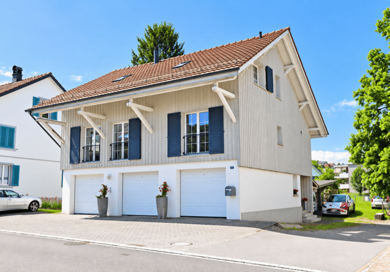 Stilvolles 5.5-Zimmer-EFH mit grosszügigem Fahrzeugabstellangebot (1)