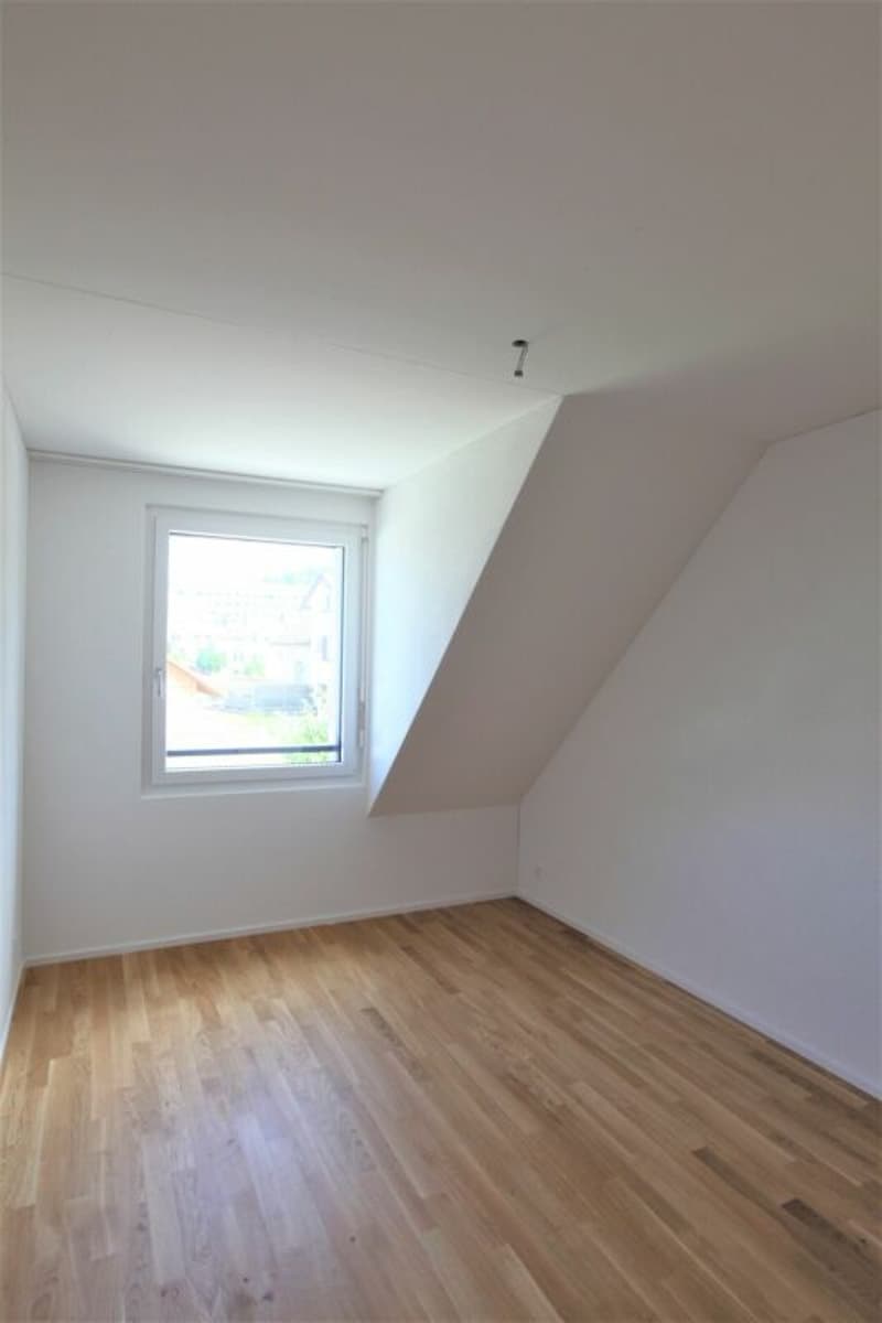 Gemütliche 4.5 Zimmerwohnung mit Balkon und Aussicht ins Grüne. (9)