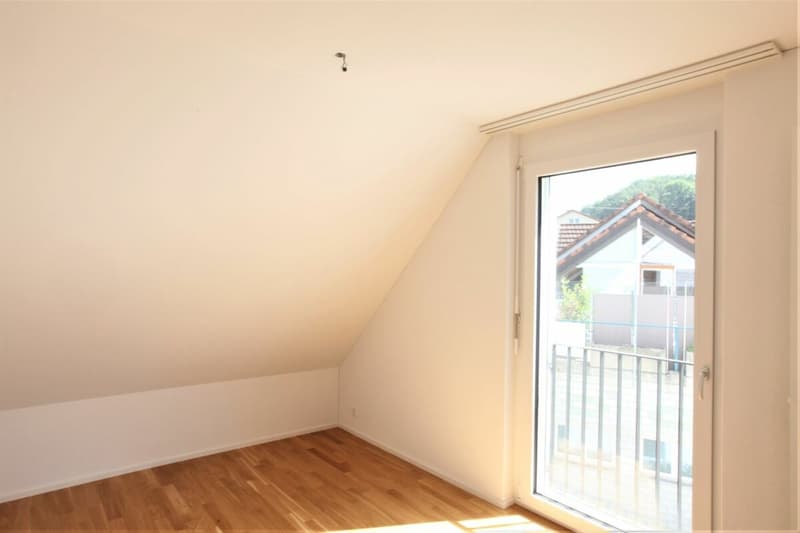 Gemütliche 4.5 Zimmerwohnung mit Balkon und Aussicht ins Grüne. (7)
