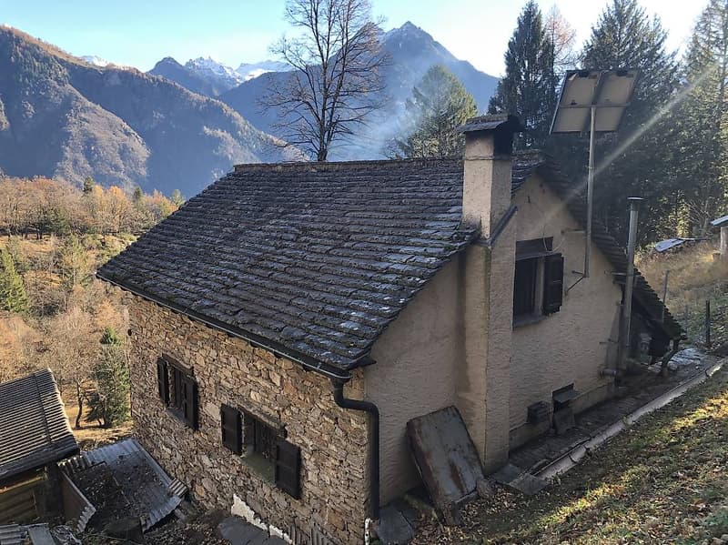 Monti di Ludiano: typical rustic house amidst nature (3)