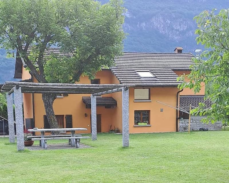 Lodrino: residential house with large attached land (1)
