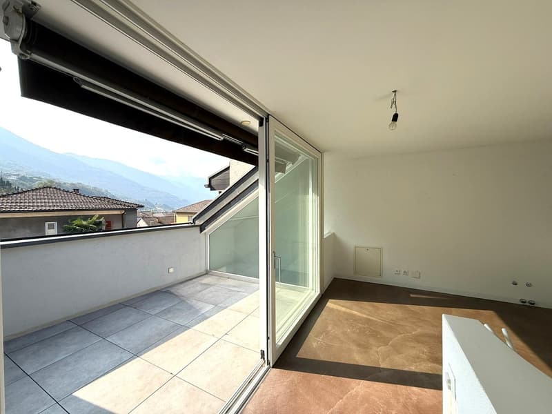 empty room, large sliding glass door to a terrace, mountain view