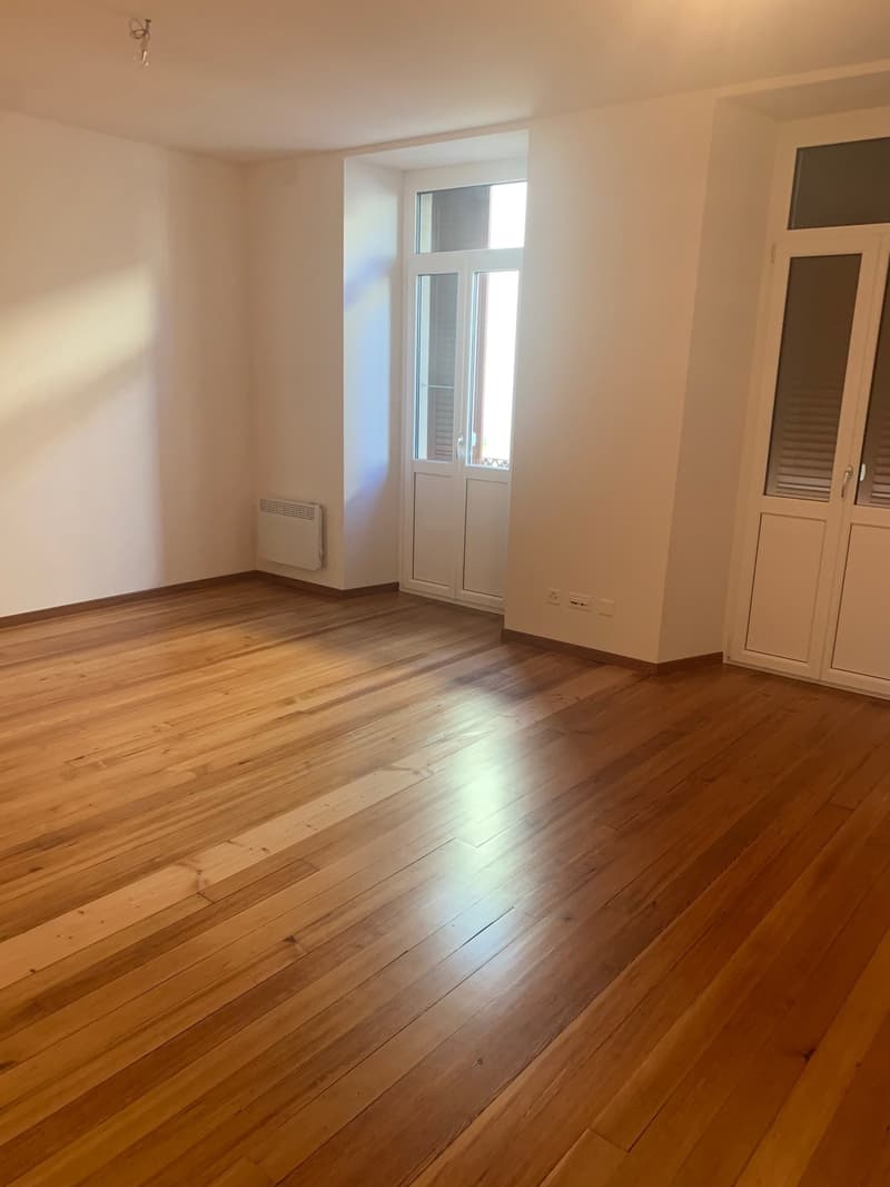 empty room, wooden floor, white walls, windows, power outlets