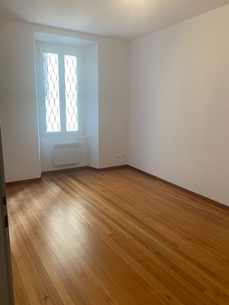 empty room, wooden floor, white walls, window, heater