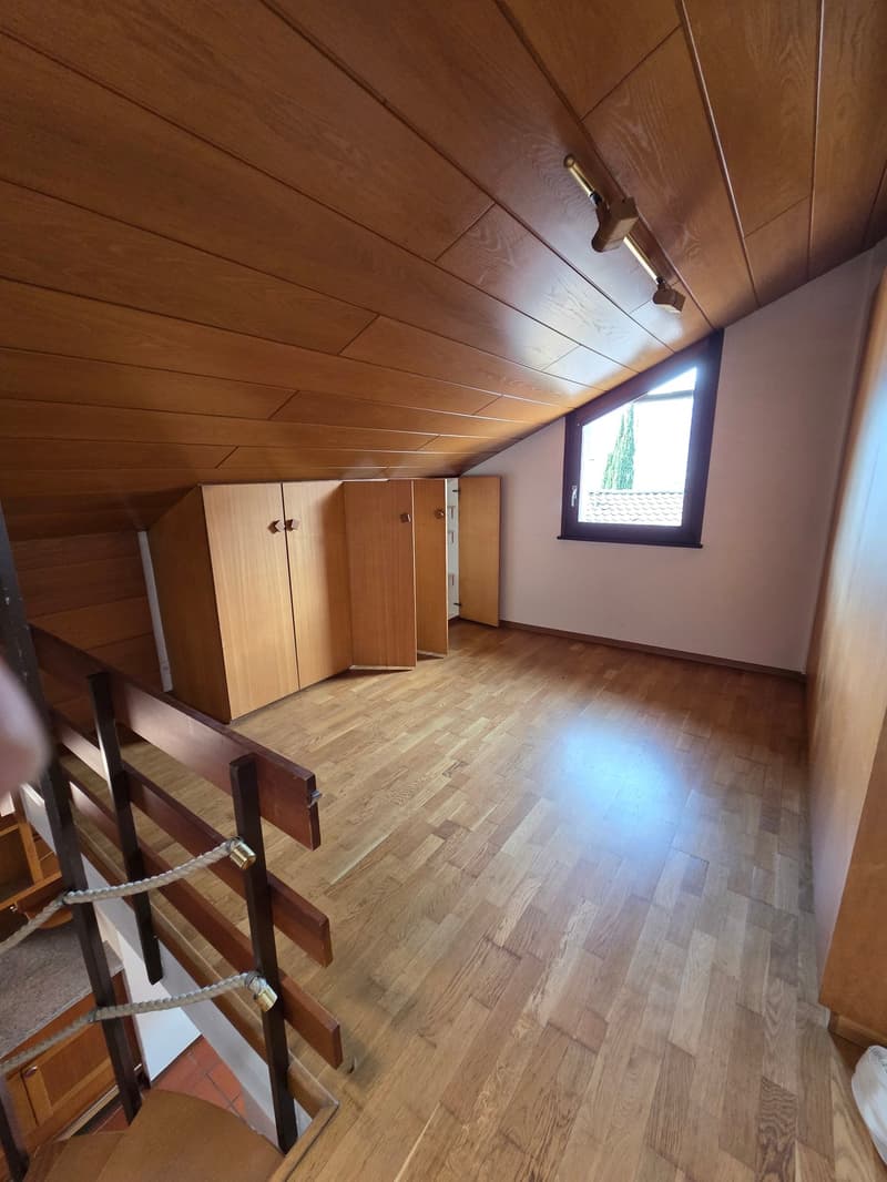 empty room, wooden floor, wooden ceiling, wooden cabinets, window