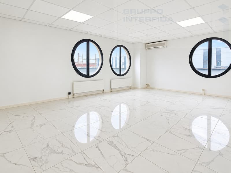 LUMINOSO SPAZIO AD USO UFFICIO (2)