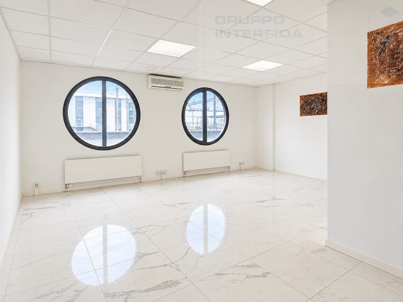 LUMINOSO SPAZIO AD USO UFFICIO (3)