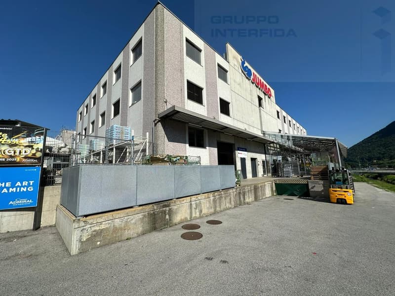 GRANDE SPAZIO COMMERCIALE IN ZONA FOX TOWN (3)