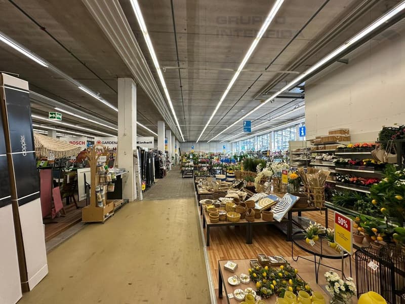GRANDE SPAZIO COMMERCIALE IN ZONA FOX TOWN (5)