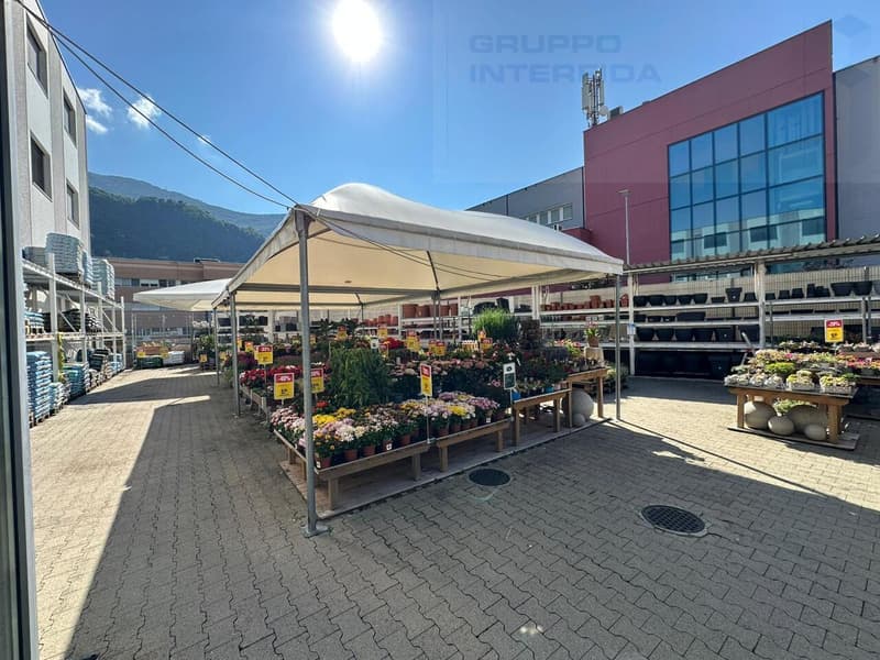 GRANDE SPAZIO COMMERCIALE IN ZONA FOX TOWN (6)
