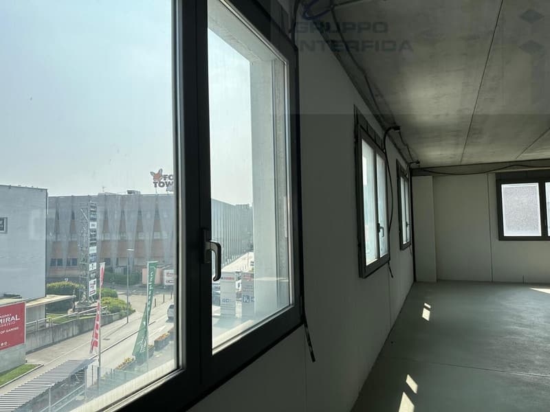 Partie de bureau/entrepôt rénovée dans la zone Foxtown (6)