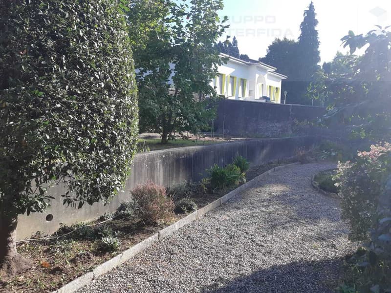 STORICA VILLA CON GIARDINO E GARAGE (11)