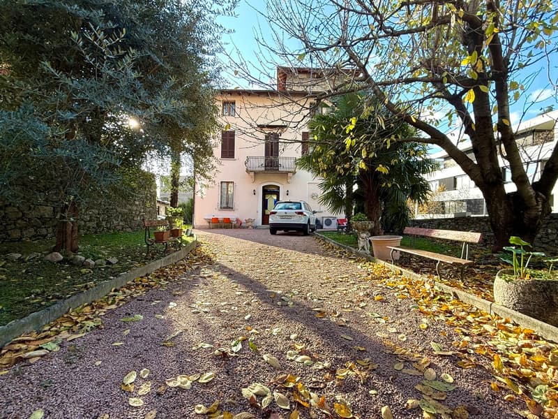 CASA D'EPOCA CON TORRE E GIARDINO IN CENTRO (2)
