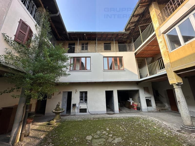 AMPIA CASA DI NUCLEO DA RIATTARE CON GIARDINO (2)
