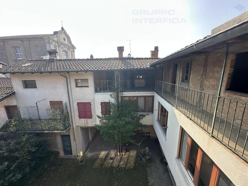 AMPIA CASA DI NUCLEO DA RIATTARE CON GIARDINO (6)