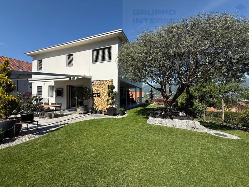 AFFASCINANTE CASA CON GIARDINO IN ZONA PANORAMICA (1)