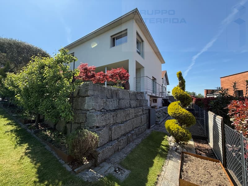 AFFASCINANTE CASA CON GIARDINO IN ZONA PANORAMICA (2)