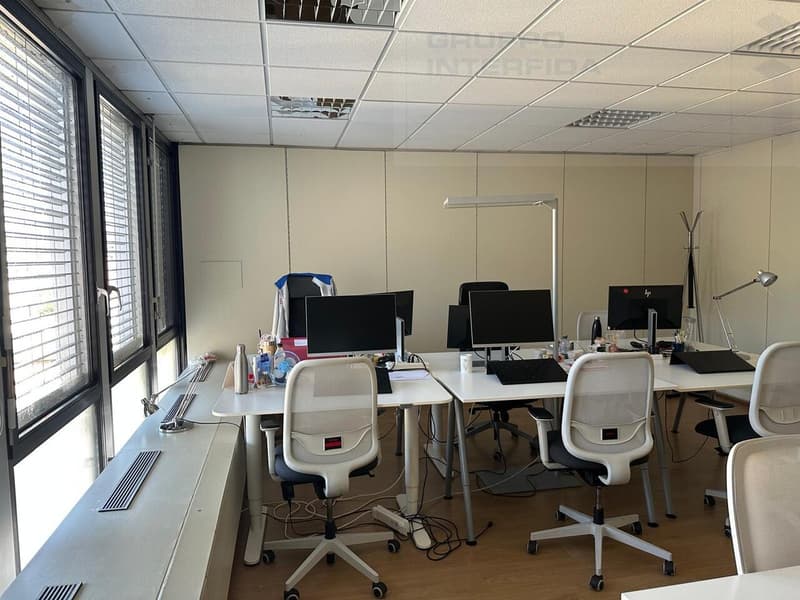 Office Open-Space for Rent on Upper Floor (6)