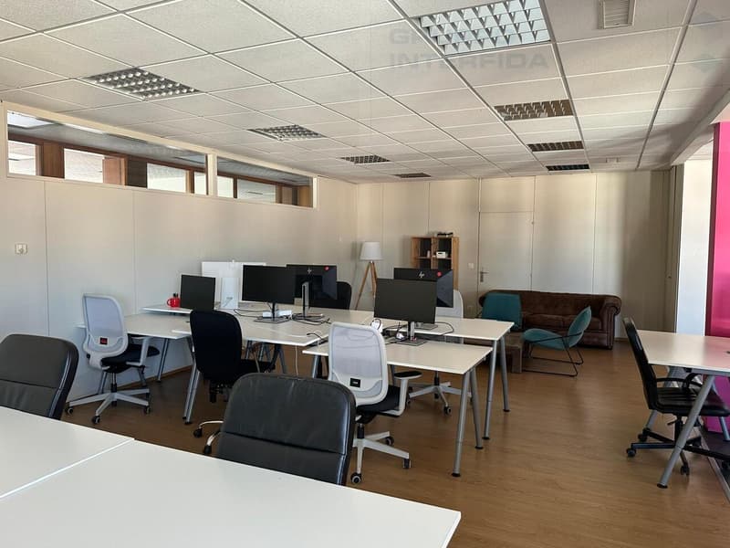 Office Open-Space for Rent on Upper Floor (3)
