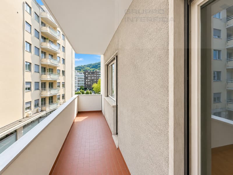 APPARTAMENTO 3.5 LOCALI IN CENTRO CON BALCONI (10)