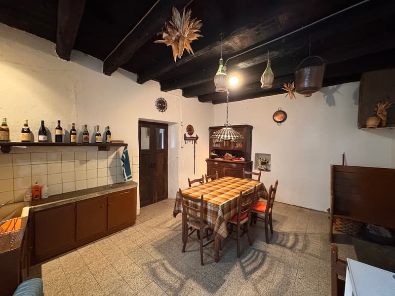 Maison rustique dans le noyau (4)