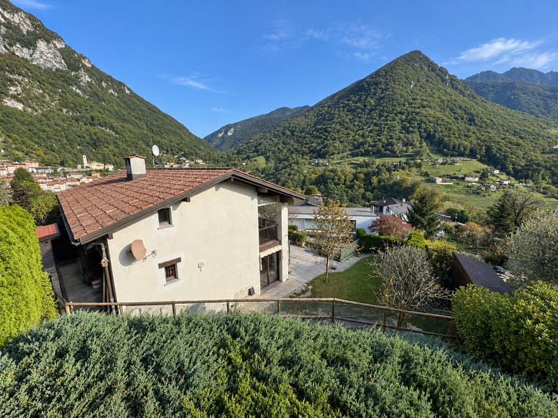 CASA CON GIARDINO E AMPIA TERRAZZA IN POSIZIONE PANORAMICA (1)
