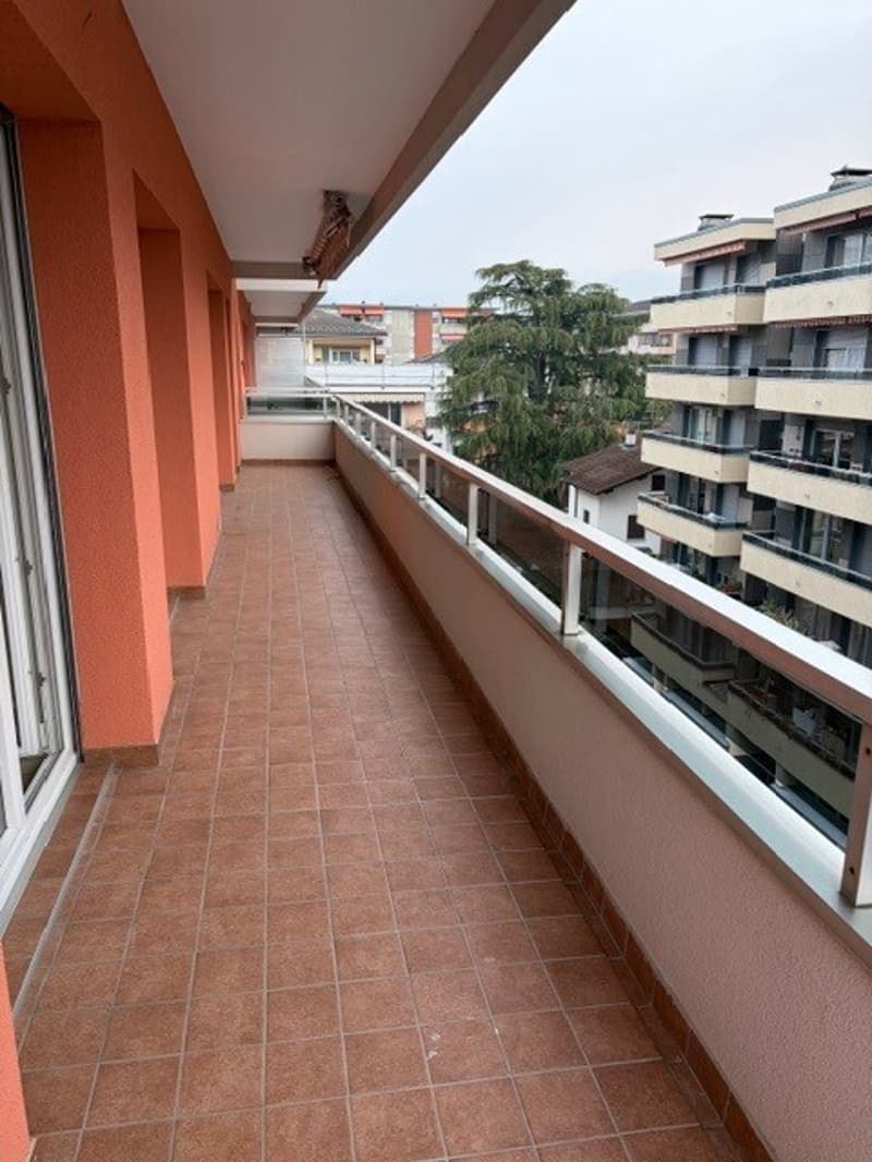 SOLEGGIATO 3.5 LOCALI IN STABILE CON PISCINA CONDOMINIALE (6)