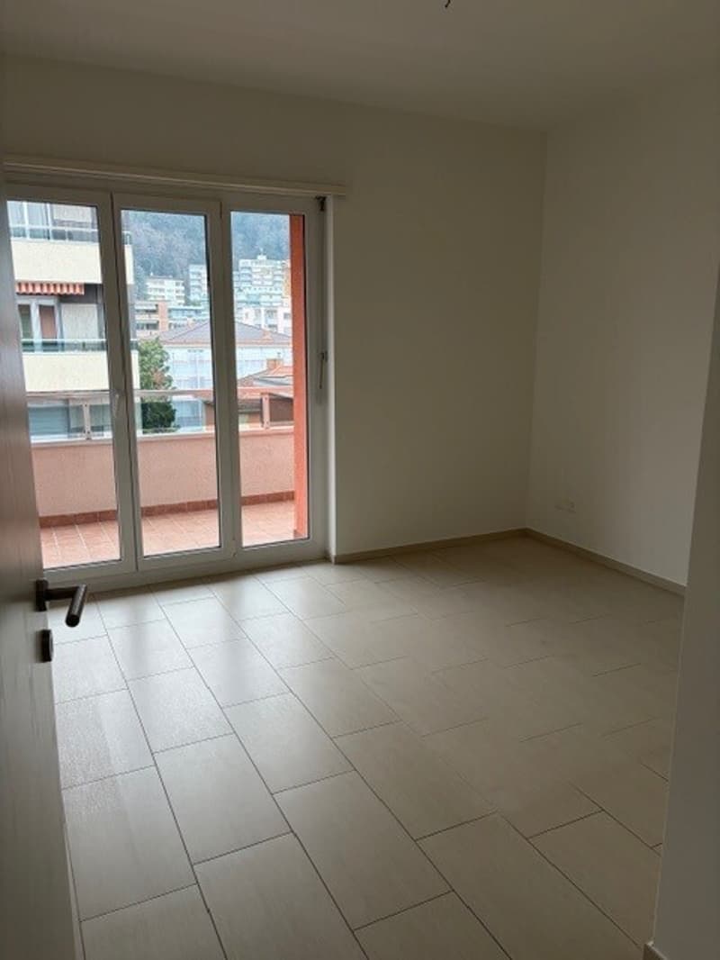 SOLEGGIATO 3.5 LOCALI IN STABILE CON PISCINA CONDOMINIALE (2)