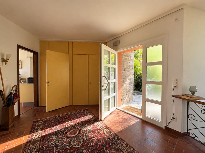 VILLA CON VISTA LAGO E PISCINA (6)