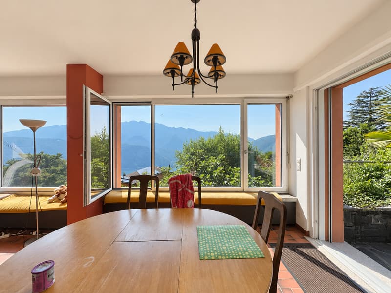 VILLA CON VISTA LAGO E PISCINA (2)