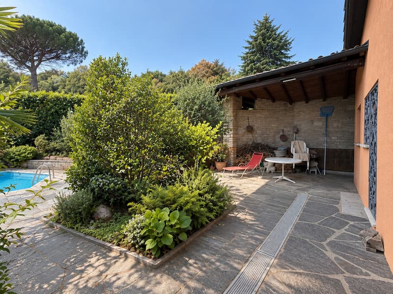 VILLA CON VISTA LAGO E PISCINA (9)