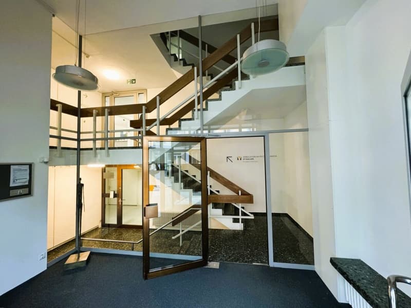 Lichtdurchflutetes Büro mit Blick in den Innenhof (6)