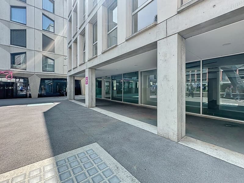 Vitrine étalée sur 10m